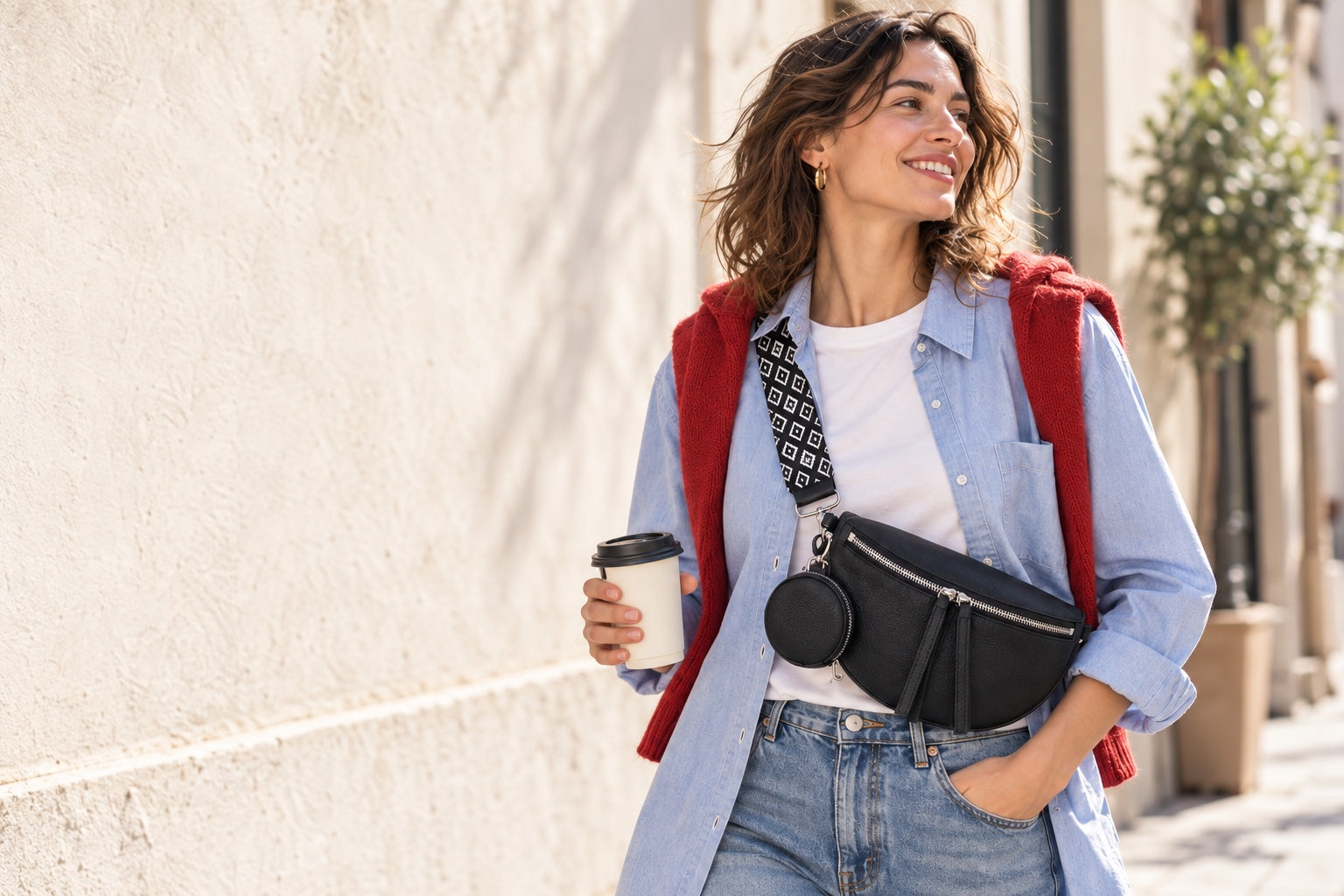 Concept FLO: borsa a mezzaluna indossata nella vita di tutti i giorni